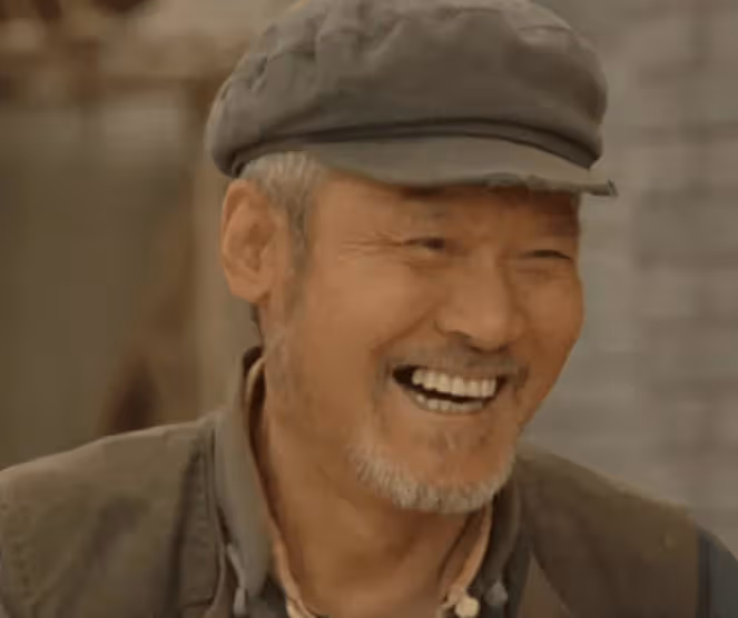 他讓老婆供自己上大學，成名後掙錢全給老婆花，64歲風頭蓋過了閆學晶