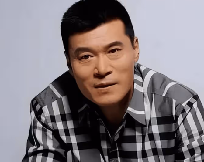他讓老婆供自己上大學,成名後掙錢全給老婆花,64歲風頭蓋過了閆學晶