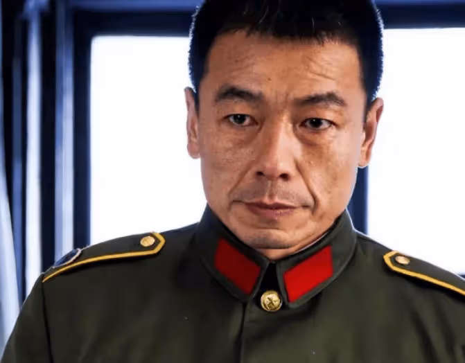 戲裡戲外都是刑警，因替父還債才進圈拚命拍戲，44歲娶妻生子苦盡甘來
