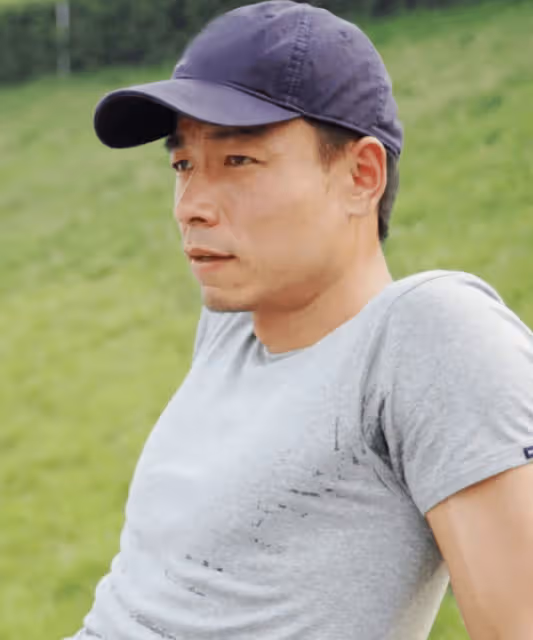 戲裡戲外都是刑警，因替父還債才進圈拚命拍戲，44歲娶妻生子苦盡甘來