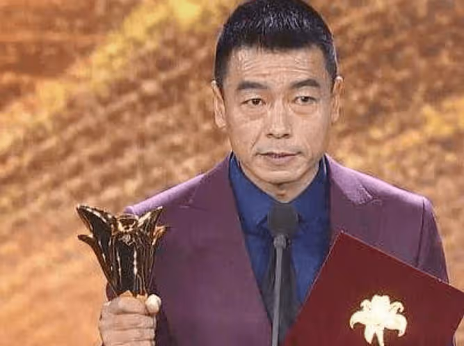 戲裡戲外都是刑警,因替父還債才進圈拚命拍戲,44歲娶妻生子苦盡甘來