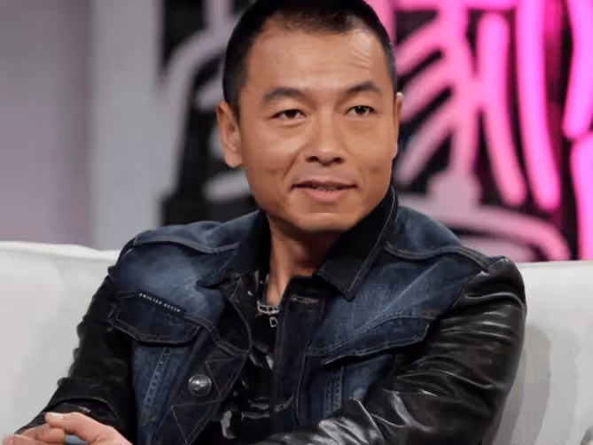 戲裡戲外都是刑警,因替父還債才進圈拚命拍戲,44歲娶妻生子苦盡甘來
