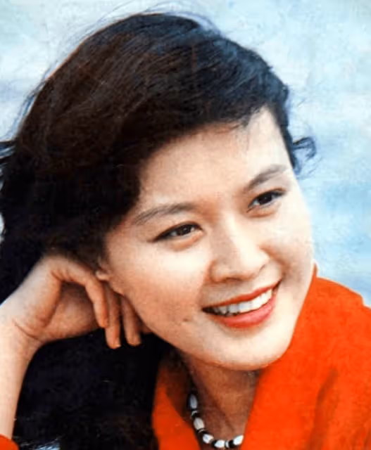 方舒：捧紅屠洪剛後被拋棄，獨自撫養兩個女兒20年，女兒成其驕傲