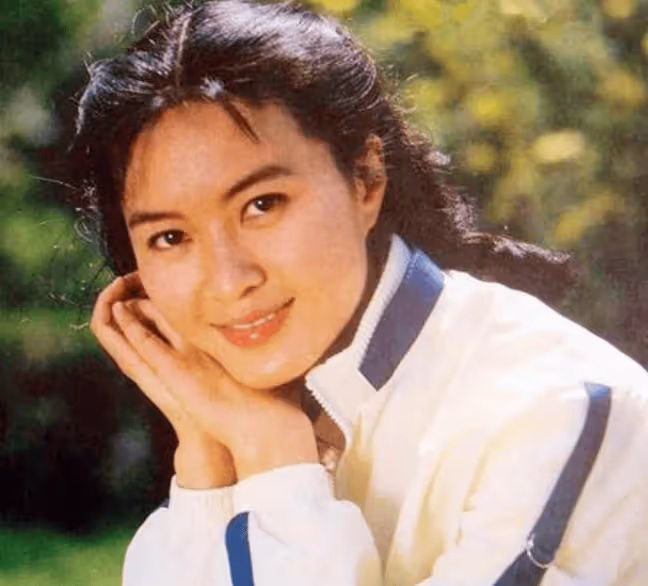 方舒：捧紅屠洪剛後被拋棄，獨自撫養兩個女兒20年，女兒成其驕傲