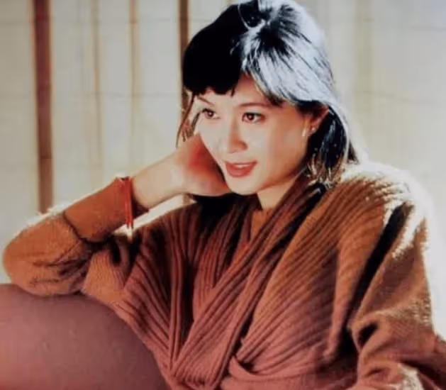方舒：捧紅屠洪剛後被拋棄，獨自撫養兩個女兒20年，女兒成其驕傲