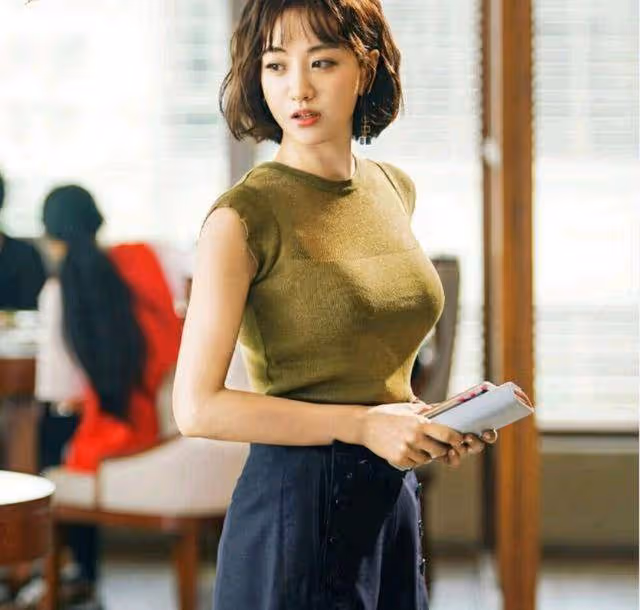 楊冪的身材真的合理嗎？再寬鬆的襯衫也遮擋不住傲人的上圍