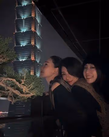 賈靜雯帶梧桐妹現身信義區酒吧 「同行全是美女」還有楊佑寧辣妻