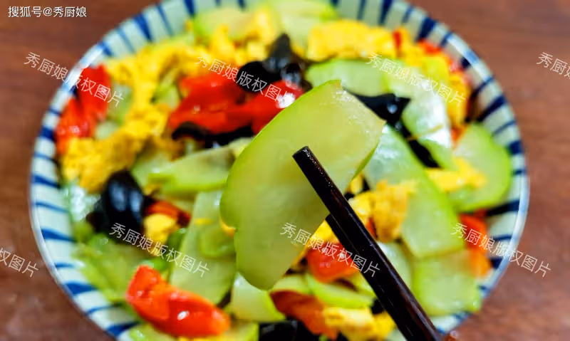 年過50,5種鹼性菜要常吃,頭髮烏黑,嘴巴不臭,氣色更好顯年輕