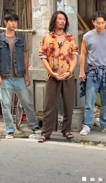 又一部港劇殺青,大咖雲集,謝天華造型獨特,網友表示期待