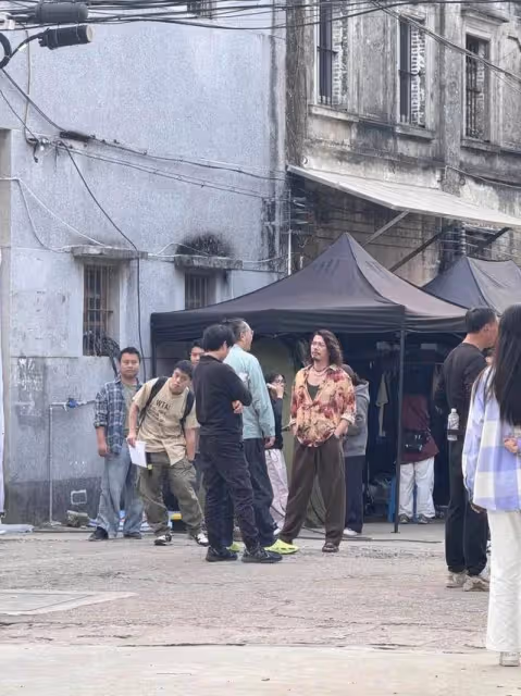 又一部港劇殺青,大咖雲集,謝天華造型獨特,網友表示期待