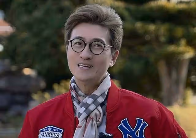 香港知名男星大病初癒,擺脫輪椅精神奕奕,染黃髮現身好友生日會