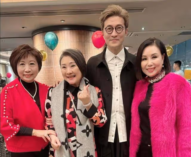 香港知名男星大病初癒,擺脫輪椅精神奕奕,染黃髮現身好友生日會