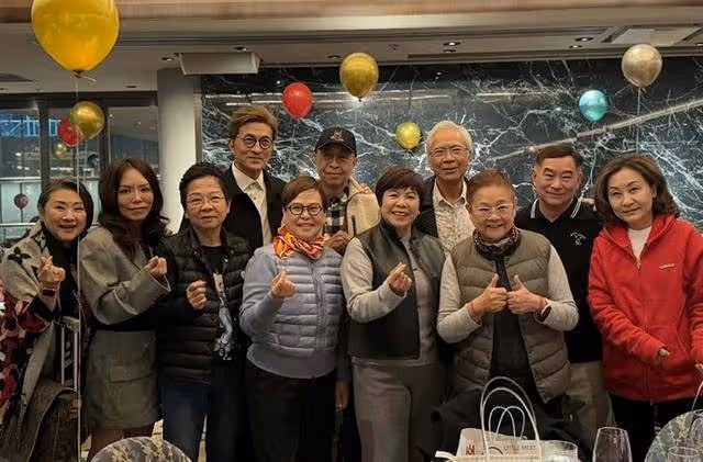香港知名男星大病初癒,擺脫輪椅精神奕奕,染黃髮現身好友生日會