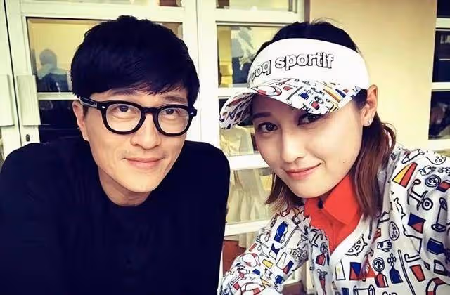 香港知名男星大病初癒,擺脫輪椅精神奕奕,染黃髮現身好友生日會
