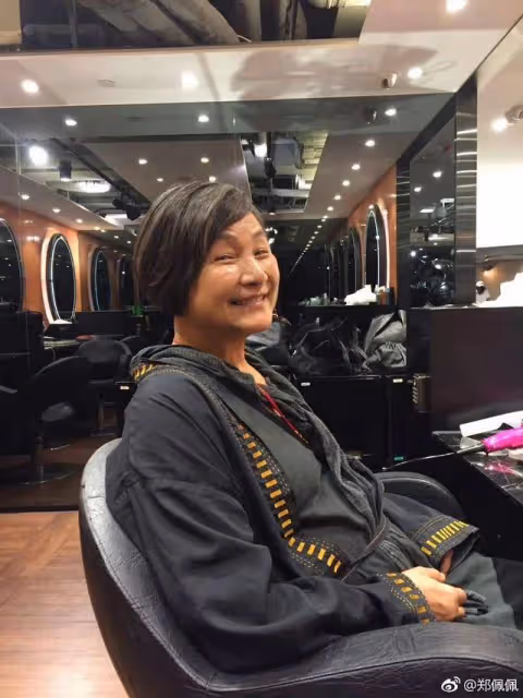 鄭佩佩生忌女兒發文悼念,離世半年仍被觀眾記掛,兩母女太相似