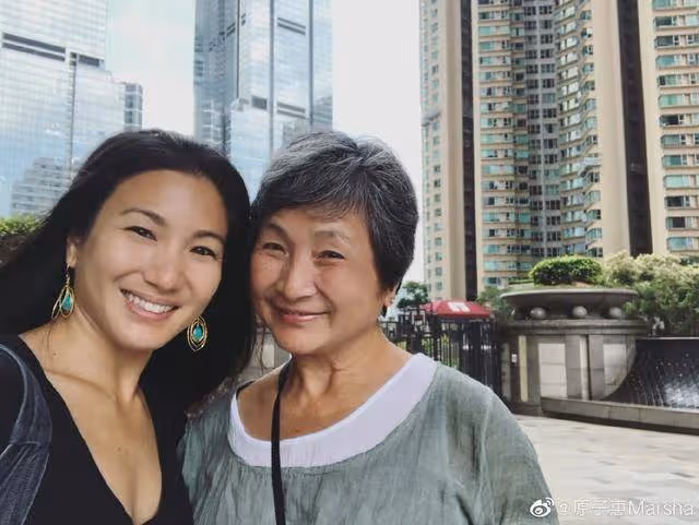 鄭佩佩生忌女兒發文悼念,離世半年仍被觀眾記掛,兩母女太相似