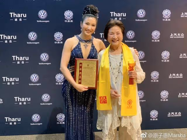 鄭佩佩生忌女兒發文悼念,離世半年仍被觀眾記掛,兩母女太相似