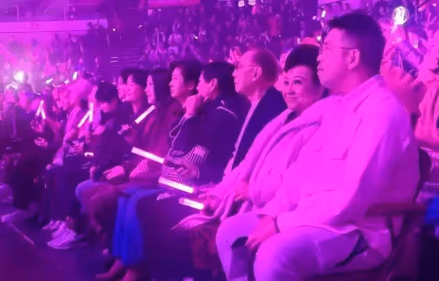 劉德華紅磡演唱會首演,朱麗倩一起祈福,梁詠琪陳慧琳在台下觀看