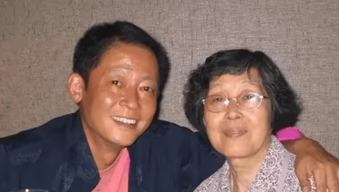 原來她是王志文母親!守寡42年靠撿垃圾養子,現在兒子是知名影帝