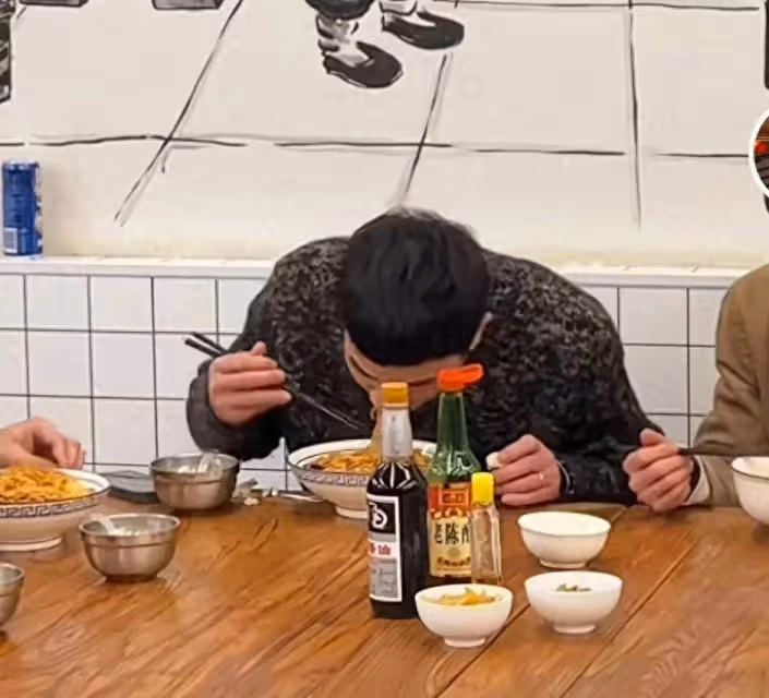 陳小春在長沙麵館吃面配大蒜驚呆粉絲,還被男孩喊小春哥哥