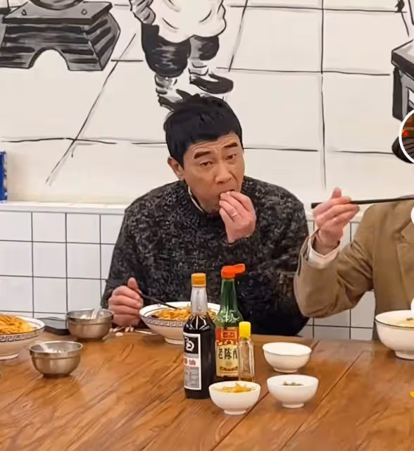 陳小春在長沙麵館吃面配大蒜驚呆粉絲,還被男孩喊小春哥哥