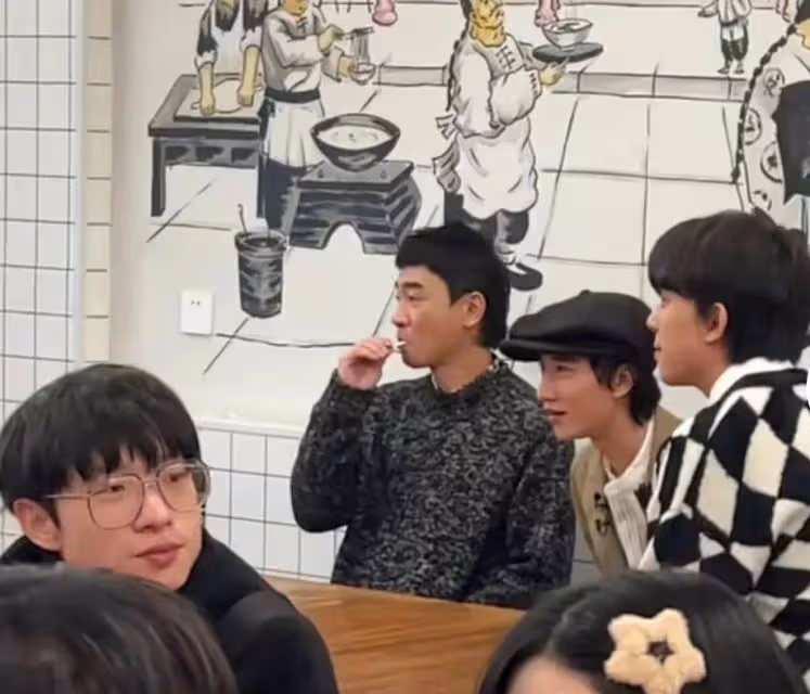 陳小春在長沙麵館吃面配大蒜驚呆粉絲,還被男孩喊小春哥哥