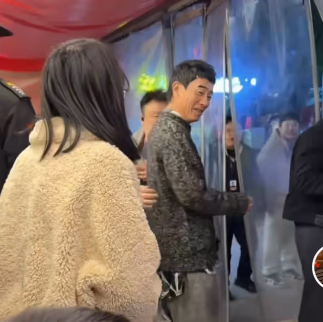 陳小春在長沙麵館吃面配大蒜驚呆粉絲,還被男孩喊小春哥哥