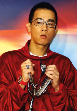 陳小春在長沙麵館吃面配大蒜驚呆粉絲，還被男孩喊小春哥哥