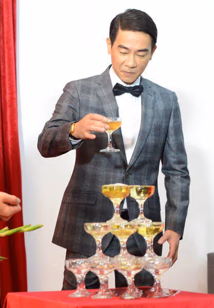 陳小春在長沙麵館吃面配大蒜驚呆粉絲，還被男孩喊小春哥哥