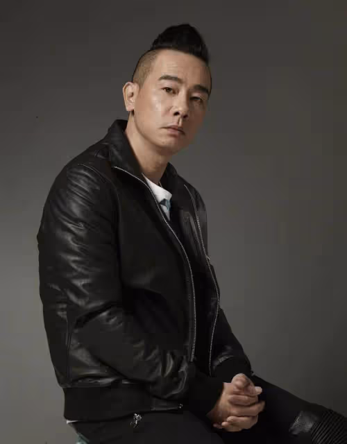 陳小春在長沙麵館吃面配大蒜驚呆粉絲,還被男孩喊小春哥哥