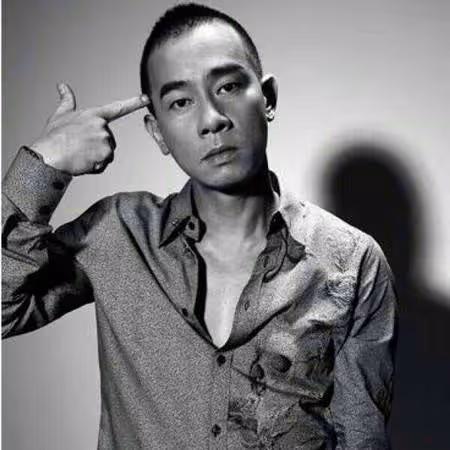 陳小春在長沙麵館吃面配大蒜驚呆粉絲,還被男孩喊小春哥哥