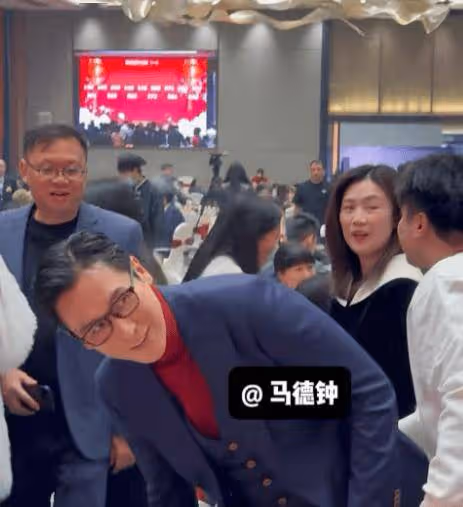 TVB前最佳男配現身內地晚宴,遭台下觀眾高呼「吔屎」!入行32年TVB不與他續約!