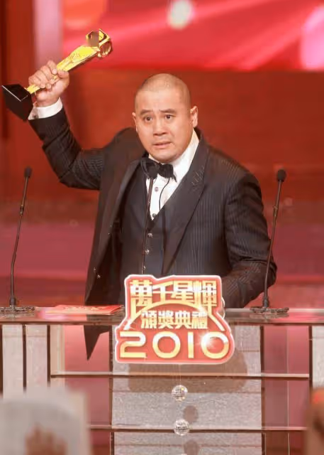 TVB前最佳男配現身內地晚宴,遭台下觀眾高呼「吔屎」!入行32年TVB不與他續約!