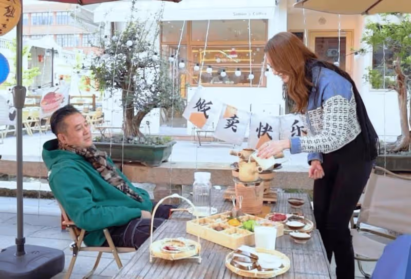 TVB前最佳男配現身內地晚宴,遭台下觀眾高呼「吔屎」!入行32年TVB不與他續約!