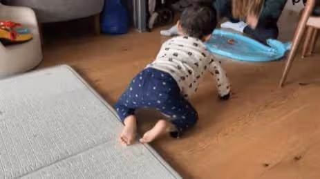 進步神速!何雁詩曬「天使症」兒子爬行片段!鄭俊弘感恩:以你為榮