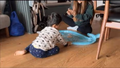 進步神速!何雁詩曬「天使症」兒子爬行片段!鄭俊弘感恩:以你為榮