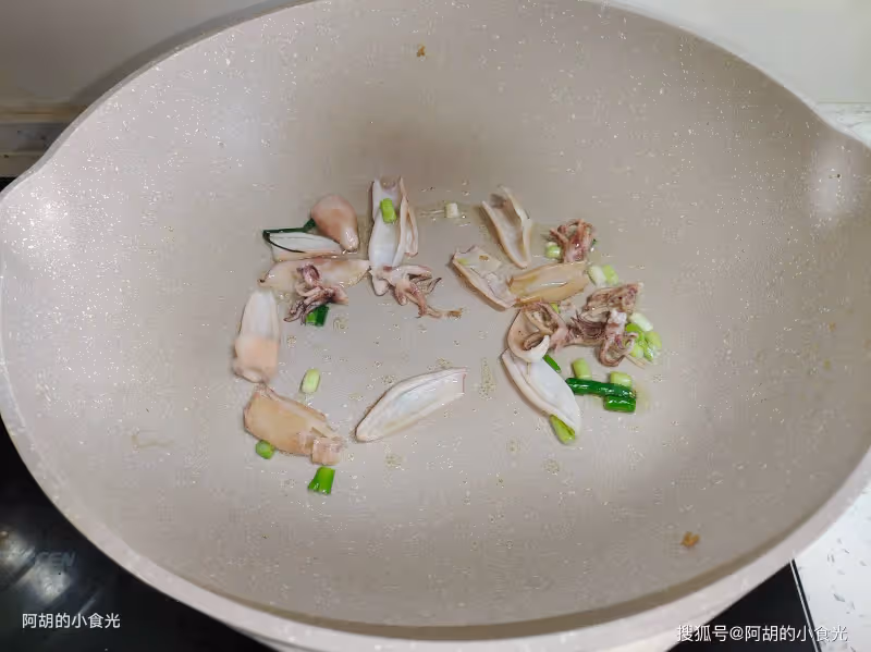 冬天最喜歡這一鍋出,比大魚大肉搶手!便宜實惠、有湯有菜又鮮潤,一鍋下肚暖和一整天