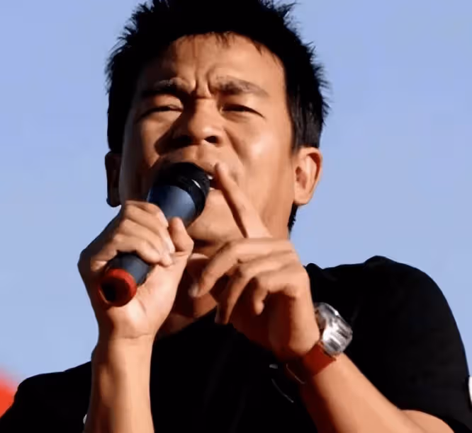 孫浩: 26歲上春晚走紅,卻因得罪楊坤20年不敢說話,如今56歲還是單身