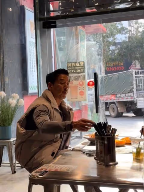亞視「御用反派」被偶遇,越老越有味道,被指像馮德倫,娶富二代