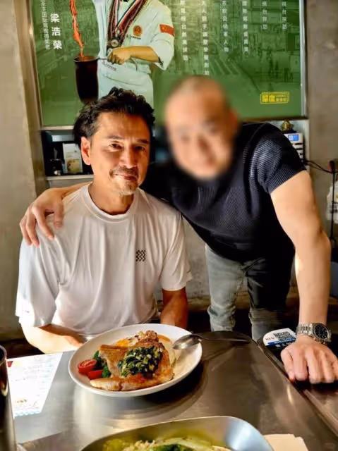 亞視「御用反派」被偶遇,越老越有味道,被指像馮德倫,娶富二代
