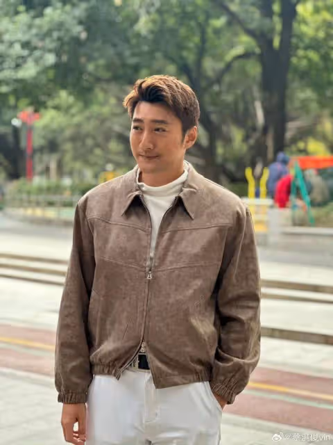 TVB前帥氣小生罕見曝妻子真容!兩夫妻公開秀恩愛,已在內地定居