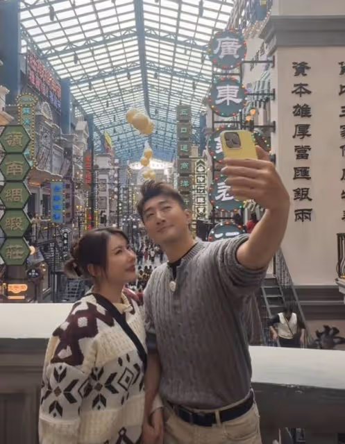 TVB前帥氣小生罕見曝妻子真容!兩夫妻公開秀恩愛,已在內地定居