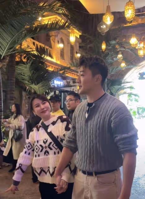 TVB前帥氣小生罕見曝妻子真容!兩夫妻公開秀恩愛,已在內地定居