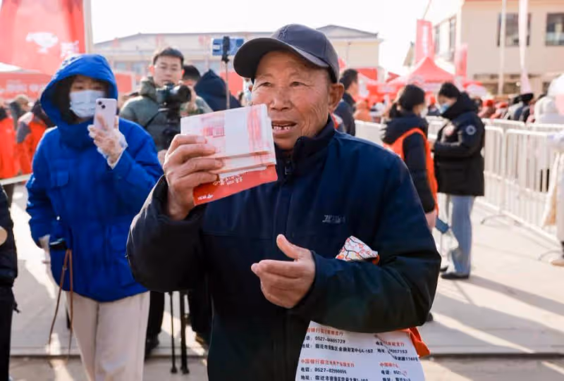 劉強東又火了！1400萬現金、超5萬件年貨送進了光明村！