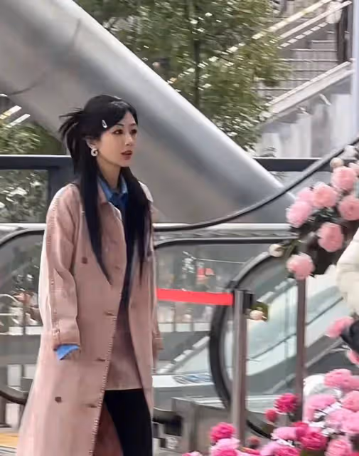 楊紫今日份上班路透,穿粉色大衣扮朱迪警官,無濾鏡卻被吐槽太瘦