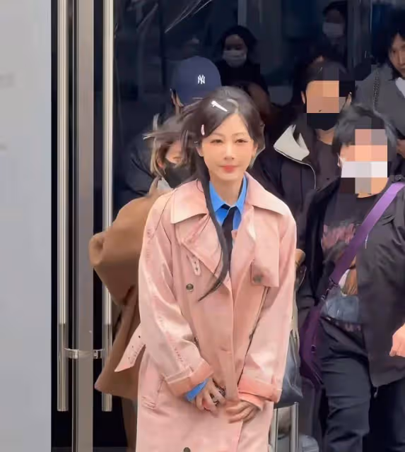楊紫今日份上班路透，穿粉色大衣扮朱迪警官，無濾鏡卻被吐槽太瘦