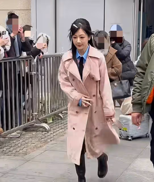 楊紫今日份上班路透，穿粉色大衣扮朱迪警官，無濾鏡卻被吐槽太瘦