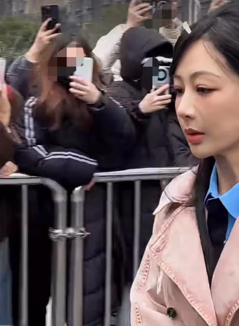 楊紫今日份上班路透，穿粉色大衣扮朱迪警官，無濾鏡卻被吐槽太瘦