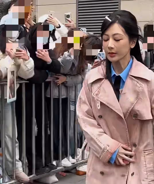 楊紫今日份上班路透，穿粉色大衣扮朱迪警官，無濾鏡卻被吐槽太瘦