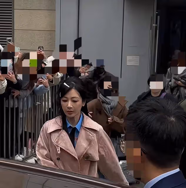 楊紫今日份上班路透，穿粉色大衣扮朱迪警官，無濾鏡卻被吐槽太瘦